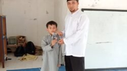 Peduli Dampak Kabut Asap, Penyuluh Agama KUA Nanga Pinoh Bagikan Masker kepada Warga