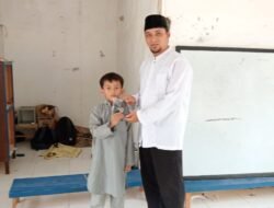 Peduli Dampak Kabut Asap, Penyuluh Agama KUA Nanga Pinoh Bagikan Masker kepada Warga