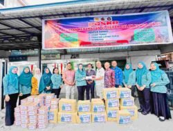 Di Tengah Duka Kebakaran, TP PKK dan PMI Melawi Hadir Menguatkan Warga