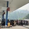 Warga Tanah Pinoh Menjerit: Pertalite Eceran Rp 25 Ribu, SPBU Diserbu Warga Terjebak Antrean Panjang