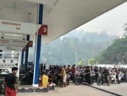 Warga Tanah Pinoh Menjerit: Pertalite Eceran Rp 25 Ribu, SPBU Diserbu Warga Terjebak Antrean Panjang