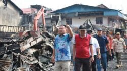 Bupati Melawi Tinjau Lokasi Kebakaran 56 Ruko di Pasar Nanga Pinoh, Dinsos Salurkan Bantuan 3 Ton Beras