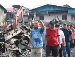 Bupati Melawi Tinjau Lokasi Kebakaran 56 Ruko di Pasar Nanga Pinoh, Dinsos Salurkan Bantuan 3 Ton Beras